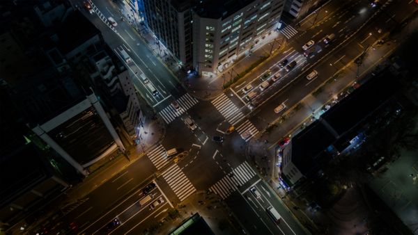 Draufsicht auf eine Kreuzung in einer Innenstadt bei Nacht