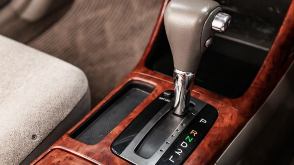 Automatikgetriebe-Wählhebel in einer Mittelkonsole mit Holzoptik mit klassischer PRND-Schaltung mit zusätzlichen Fahrstufen