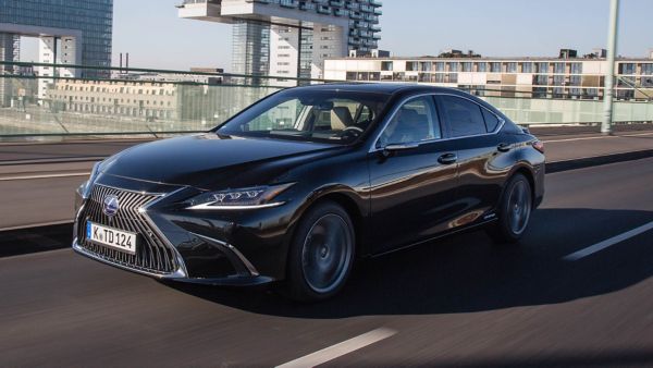 Lexus ES 300h auf der Severinsbrücke