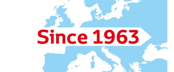 Illustration: Umrisse von Europa in hellblau, darüber in der Bildmitte der Schriftzug „Since 1963“ auf einem stilisierten Pfeil