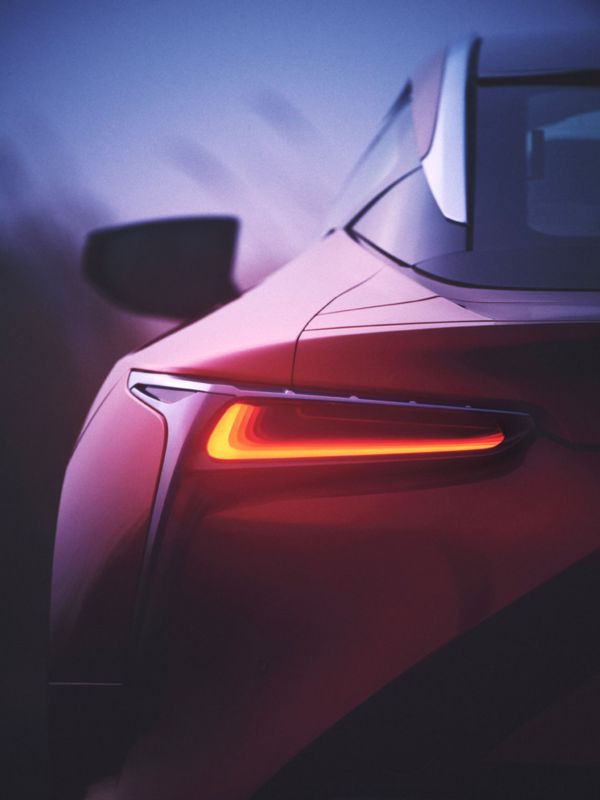 Detailaufnahme des Rücklichts eines roten Lexus