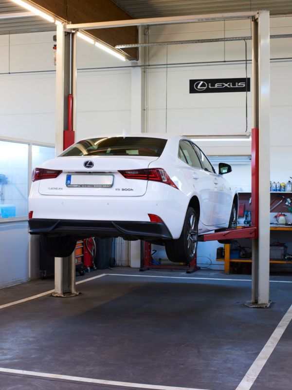 Ein Lexus IS auf der Hebebühne