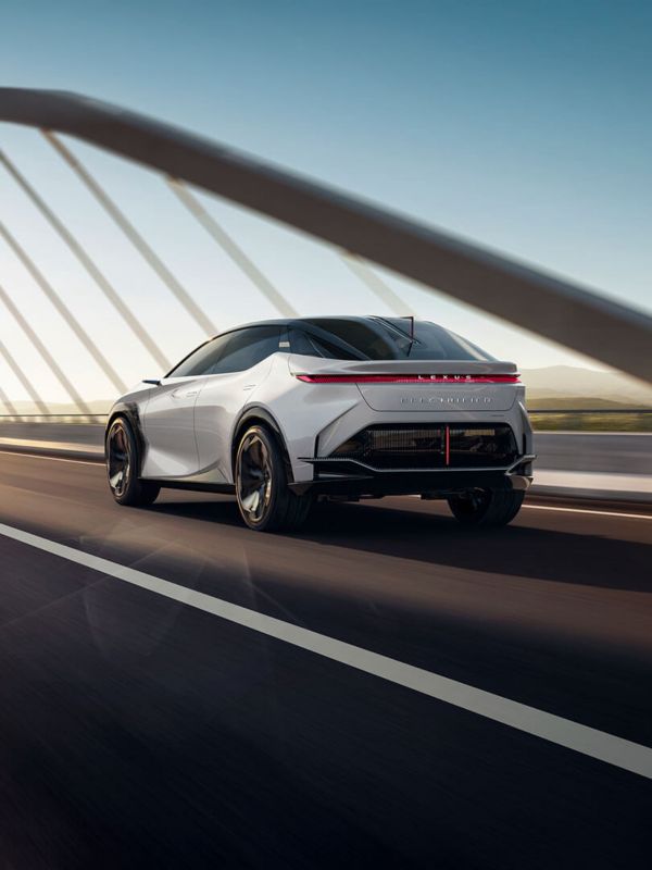 Ein Lexus LF-Z fährt über eine Brücke