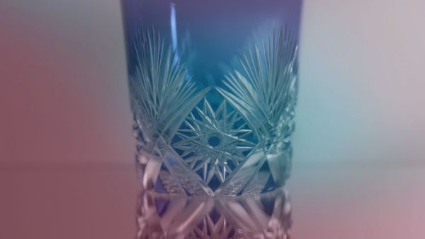 Ein künstlerisches Handwerksstück aus Glas in Nahaufnahme