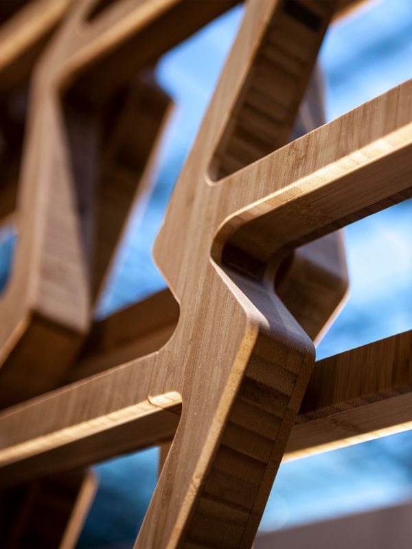 Eine Holzskulptur vor blauem Hintergrund