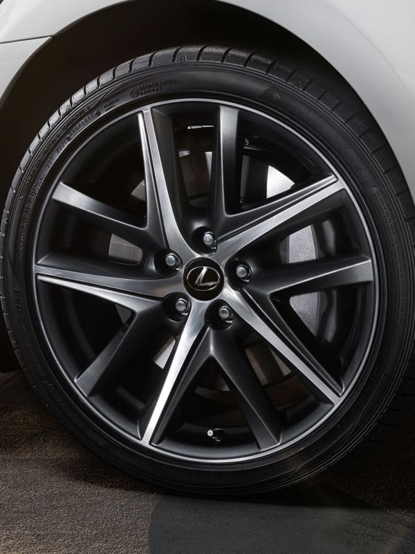 Detailaufnahme eines Lexus Reifens auf einer Felge