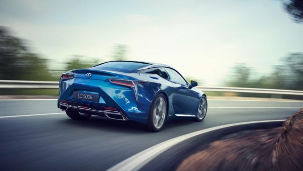 Lexus LC 500h von hinten beim Fahren