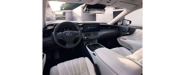 Luxuriöses Interieur mit weißen Ledersitzen, einem modernen Armaturenbrett mit Digitalanzeige und eleganten Designelementen