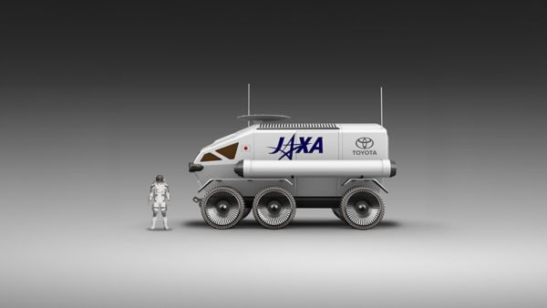 Gerenderte Illustration eines Mondfahrzeugs mit der Aufschrift "JAXA TOYOTA", neutraler Hintergrund, daneben ein Astronaut im Raumanzug