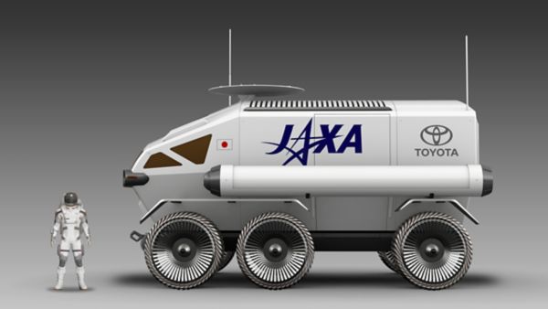 Gerenderte Illustration eines Mondfahrzeugs mit der Aufschrift "JAXA TOYOTA", neutraler Hintergrund, daneben ein Astronaut im Raumanzug