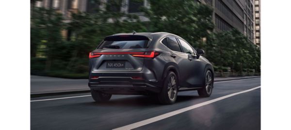 Lexus NX450h+ fährt auf einer Straße