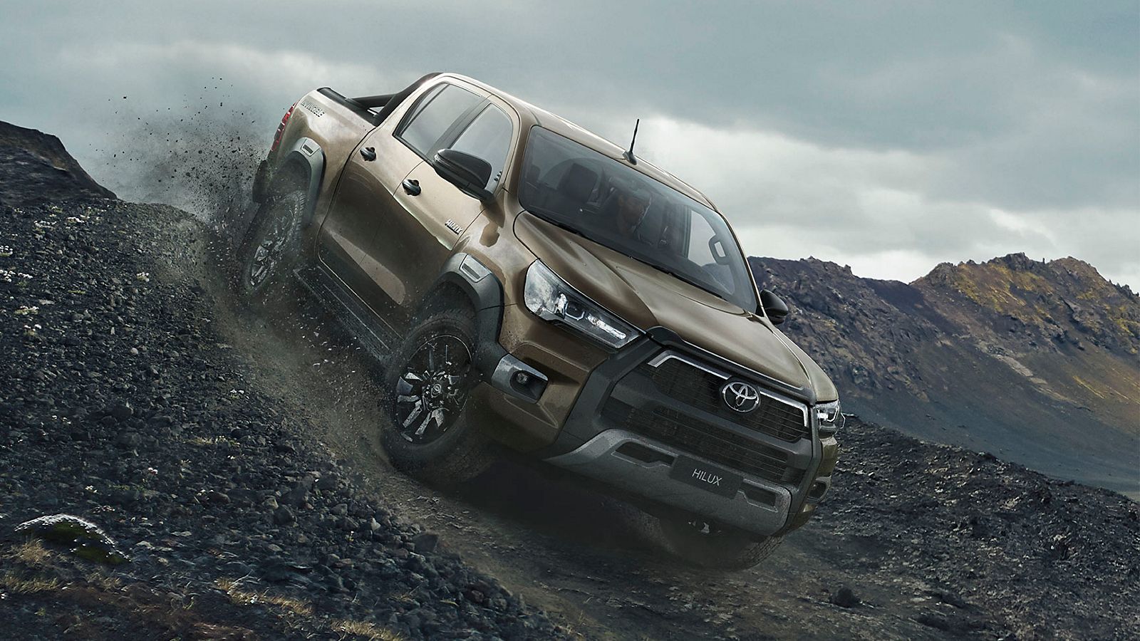 Toyota Hilux fährt einen steinigen und steilen Weg hinunter