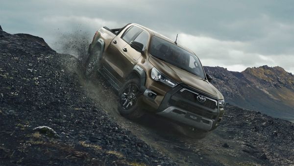 Toyota Hilux fährt einen steinigen und steilen Weg hinunter