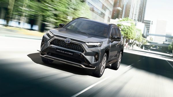 Toyota RAV4 Plug-in Hybrid von vorne auf der Straße