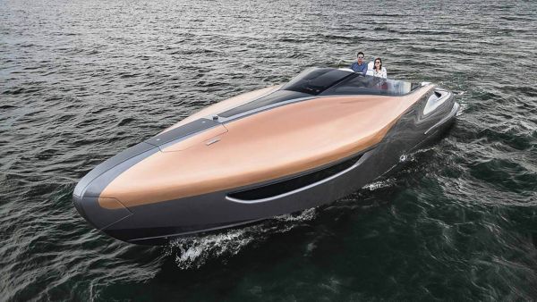 Die Lexus Yacht von vorne in edlem Kupfer und Schwarz