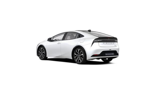 Seitliche Heckansicht eines weißen Prius Plug-in Hybrid vor neutralem Hinterrgund.