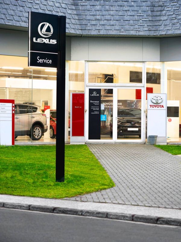 Blick auf ein Lexus Serviceschild vor einem Autohaus