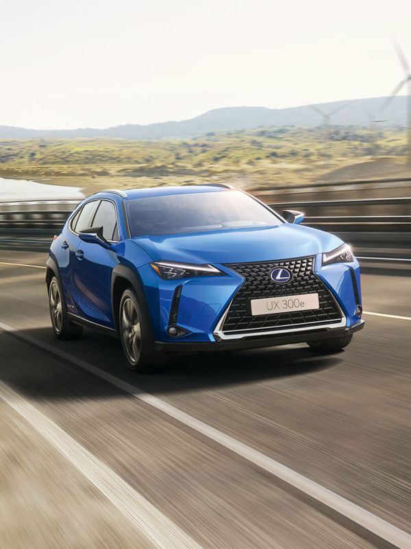 Lexus UX300e fährt auf einer Straße