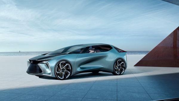 Ein Lexus LF-30 Konzeptfahrzeug geparkt auf einer Fläche aus Beton am Meer
