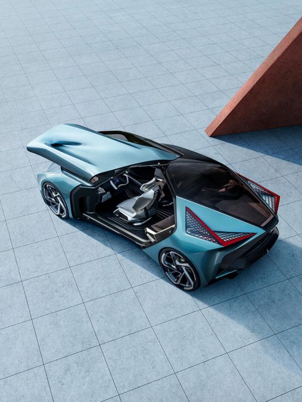 Das Lexus LF-30 Electrified Konzeptfahrzeug aus der Vogelperspektive mit geöffneter Fahrertür