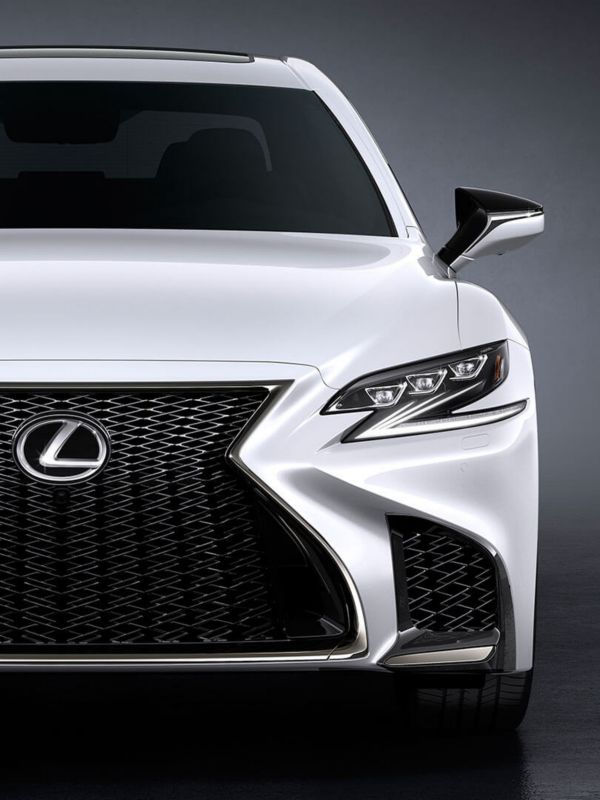 Die Front eines weißen Lexus NX in Nahaufnahme