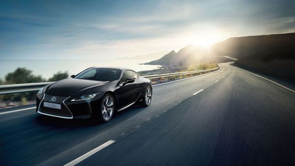 Ein Lexus LC 500h fährt auf einer Bergstraße