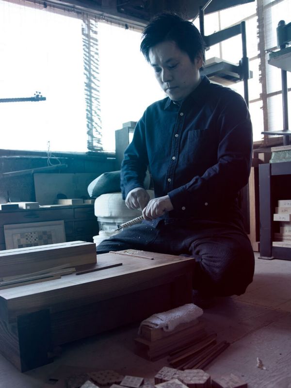 Ken Ota, Yosegi Holzkunstmeister bei der Arbeit in seiner Werkstatt