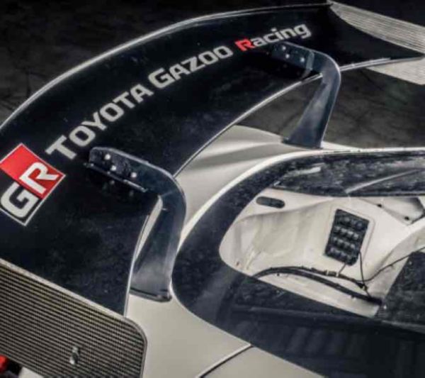 Detailansicht eines Heckspoilers mit "GR Toyota Gazoo Racing" auf der Oberfläche.