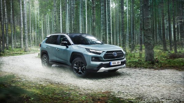 Toyota RAV4 von seitlich vorne auf einer Waldstraße