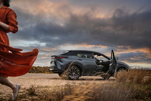 Ein Lexus Fahrzeug steht mit offener Türe in einer Steppenlandschaft