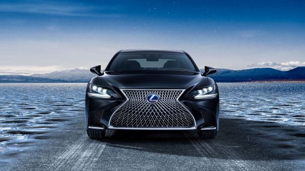 Lexus LS 500h mit markantem Kühlergrill