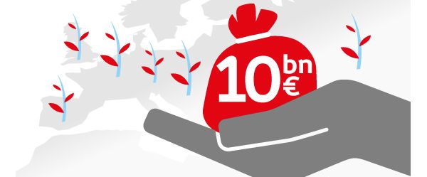 Illustration: Umrisse Europas in Grau mit stilisierten Pflänzchen in Blau und Rot, davor ein Geldsäckchen mit der Aufschrift „10 bn €“ in einer Hand
