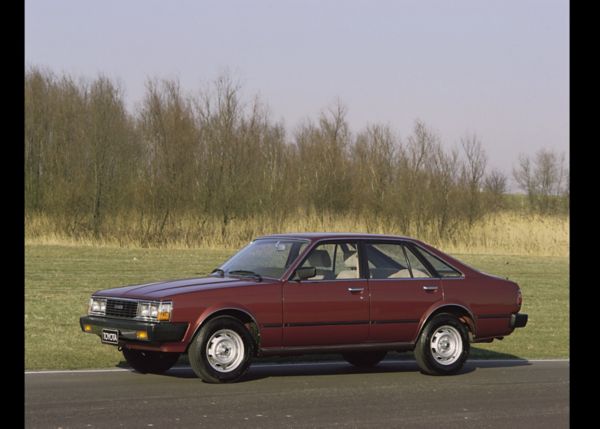 dunkelroter Toyota Corona (1979)