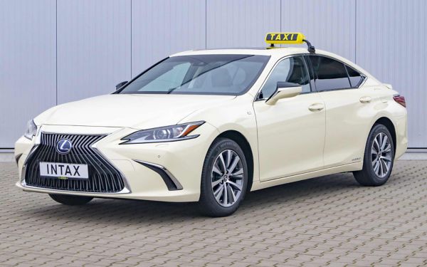 Lexus ES 300h Vollhybrid-Taxi mit Intax auf dem Nummernschild in der Front-Ansicht