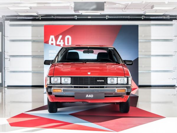 Ein roter Toyota A40 von vorne