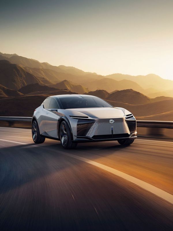 Lexus LF-Z fährt auf einer Straße im Sonnenuntergang