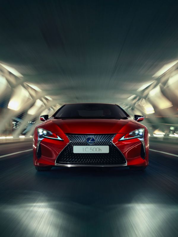 Lexus LC 500h von vorne der durch einen Tunnel fährt