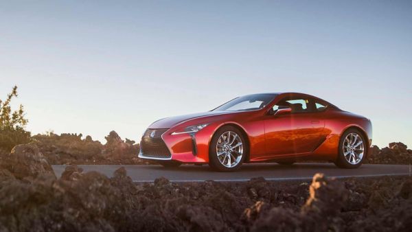 Roter Lexus LC Coupé seitlich aufgenommen