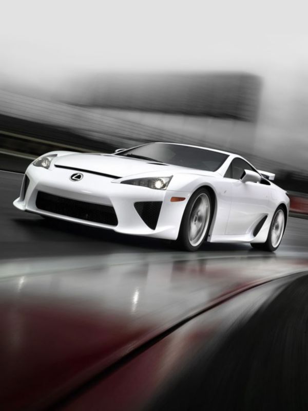 Ein weißer Lexus LFA auf einer Rennstrecke