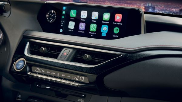 Multimedia Bordcomputer in einem Lexus in Nahaufnahme