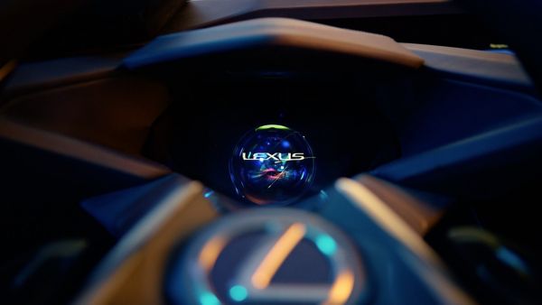 Das futuristische digitale Cockpit eines Lexus-Fahrzeugs