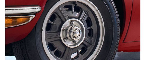 Nahaufnahme eines Vorderrades des 2000GT 