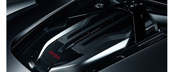 Nahaufnahme eines schwarz-silbernen Teils des Motorblocks mit rotem Toyota Schriftzug
