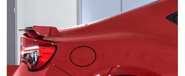 Seitliche Nahaufnahme der Heckpartie eines roten Toyota GT86 mit Spoiler und Rückleuchte