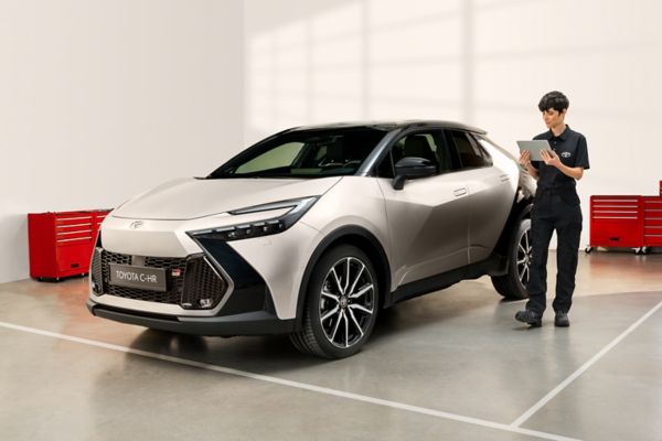 Mann analysiert den Toyota C-HR