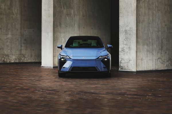 Vista trasera de un nuevo Lexus ES aparcado