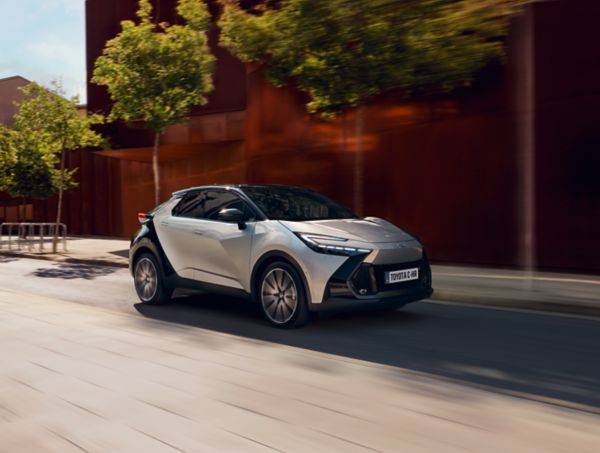 Бяла Toyota C-HR GR Sport на път