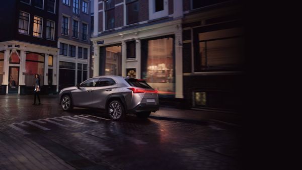 Lexus UX250h fährt auf der Straße