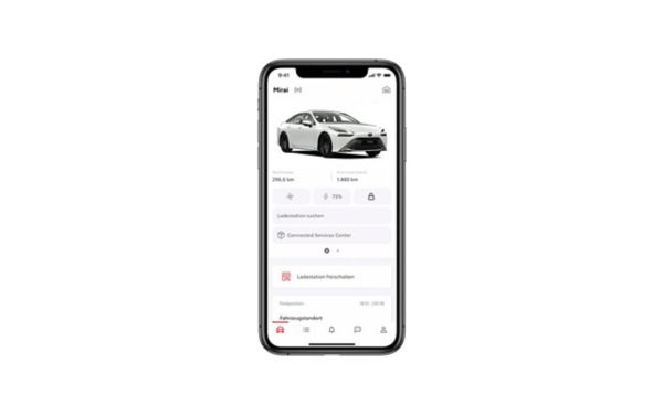 Handybildschirm mit offener MyToyota App und Bild vom bZ4X, sowie Daten zur Reichweite, Kilometerstand, Ladestationssuche und Fahrzeugstandort.