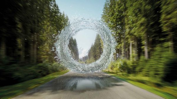 Illustration: Ein Wasserstrudel schwerbt vertikal über einer Straße, symbolisch für Wasserstoff im Straßenverkehr.